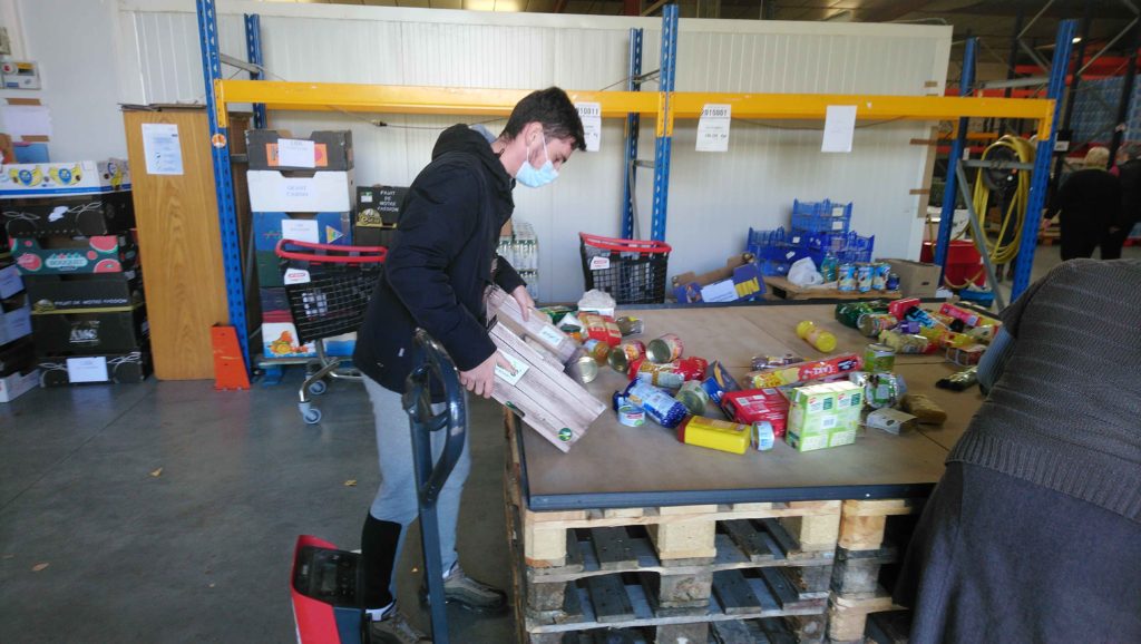 Baptiste à la Banque Alimentaire du Tarn